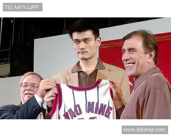 姚明最高得分之夜回顾与传奇生涯的精彩瞬间分析 姚明最高得分之夜回顾与传奇生涯的精彩瞬间分析