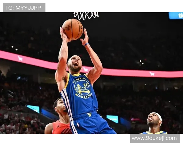 库里为勇士连续胜利助攻,被誉为团队精神领袖 库里为勇士连续胜利助攻,被誉为团队精神领袖